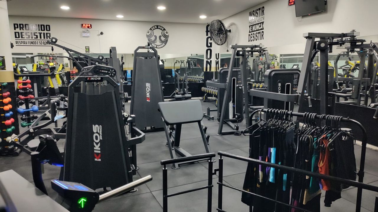 Fundo Um Interior Moderno Da Academia Com Equipamentos De Treino E  Exercícios De Indivíduos, Academia, Fitness, Exercício Imagem de plano de  fundo para download gratuito, image size:1280x720